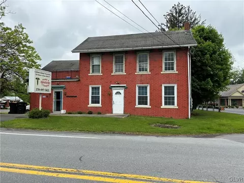 2094 Delaware Dr, Mount Bethel, PA 18343