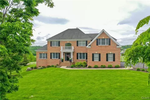 70 Clubhouse Dr, Williams Twp, PA 18042