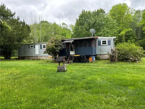 1977 Lake Minsi Dr, Bangor, PA 18013