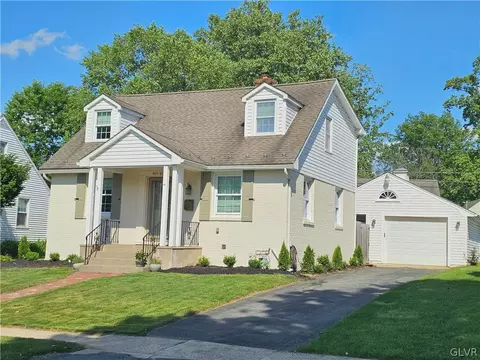 409 Maple Rd, Hellertown, PA 18055 photo 2