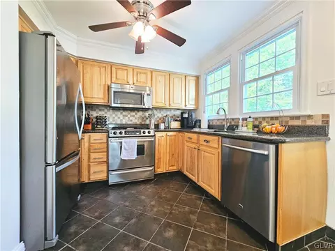 409 Maple Rd, Hellertown, PA 18055 photo 6