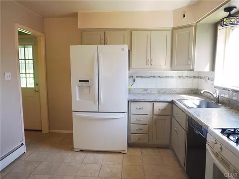 863 Elm Rd, Hellertown, PA 18055 photo 8