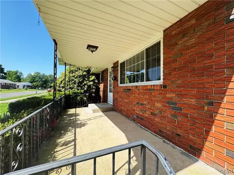 863 Elm Rd, Hellertown, PA 18055 photo 4
