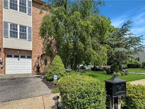 27 Olde Penn Dr, Palmer Township, PA 18045