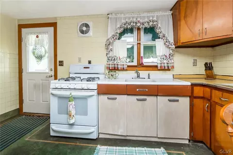 173 E 3rd St, Wind Gap, PA 18091 photo 11