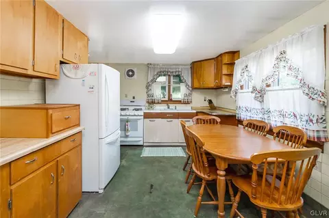173 E 3rd St, Wind Gap, PA 18091 photo 9