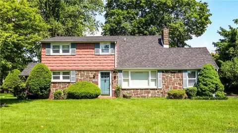 5 Kendon Dr, Palmer Township, PA 18045
