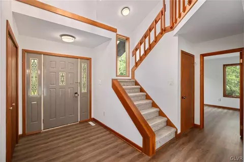 2762 Old Post Rd, Schnecksville, PA 18078
