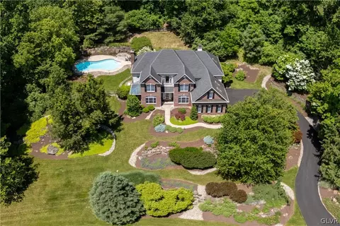 2460 Woodland Hills Ct, Hellertown, PA 18055