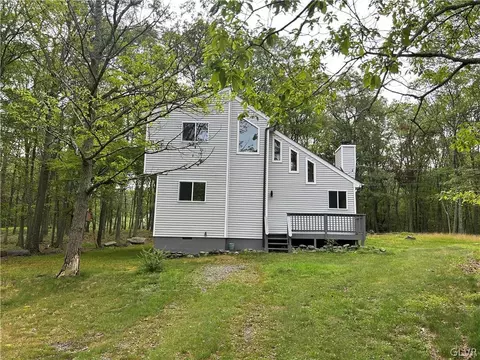 3265 Bluebird Dr, Bushkill, PA 18324