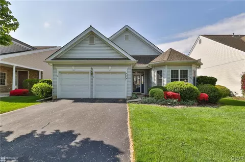 11 Devonshire Dr, Palmer Township, PA 18045