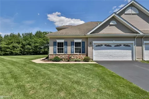 33 Moor Dr, Palmer Township, PA 18045