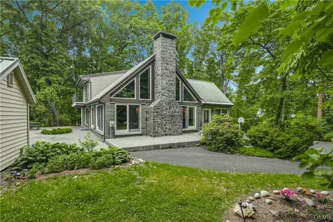 221 Mine Hill Rd, Riegelsville, PA 18077