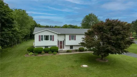 874 S Cottonwood Rd, Walnutport, PA 18088