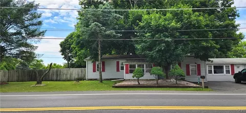 548 Moorestown Dr, Bath, PA 18014