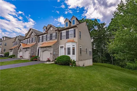 60 Hillside Ct S, Palmer Township, PA 18045