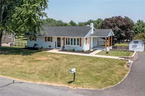 1706 Lakeshore Dr, Pennsburg, PA 18073
