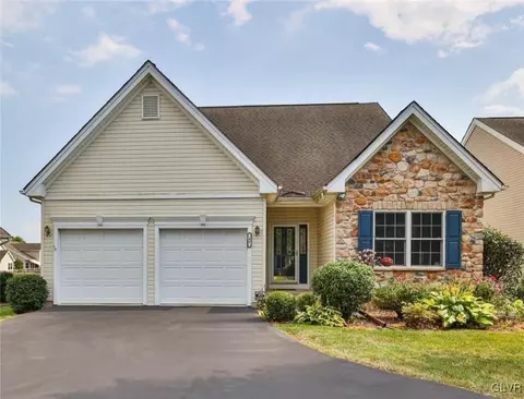 46 Inverness Ln, Palmer Township, PA 18045