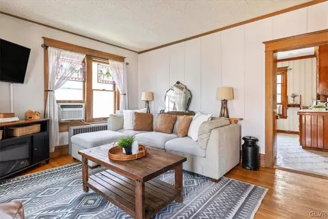 212 E High St, Hellertown, PA 18055 photo 6