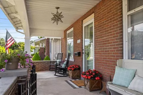 212 E High St, Hellertown, PA 18055 photo 4