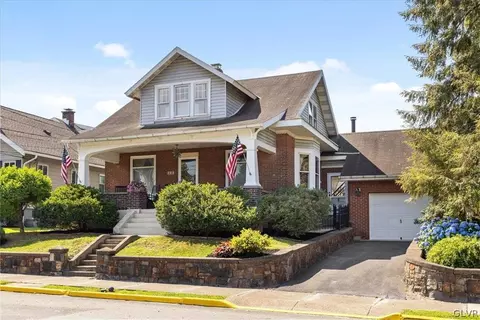 212 E High St, Hellertown, PA 18055 photo 2