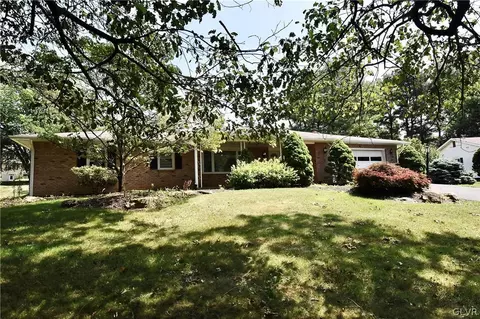 2002 Oakwood Ct, Bethlehem, PA 18015