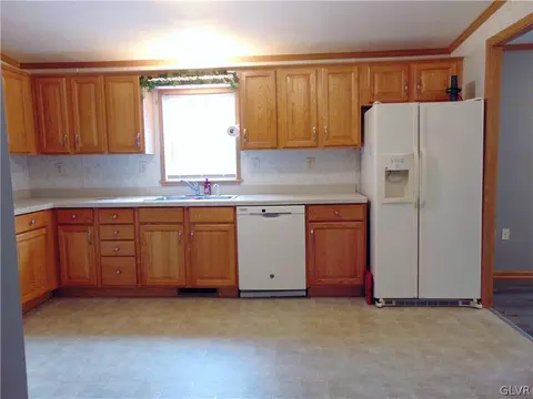 15 Brookside Dr, Bath, PA 18014 photo 2