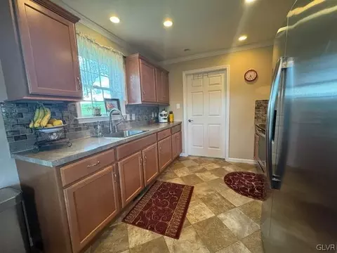 861 Bushkill Dr, Bath, PA 18014 photo 9