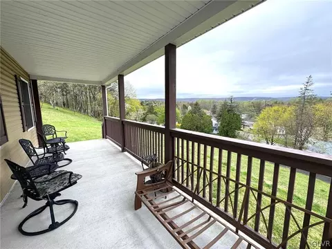 861 Bushkill Dr, Bath, PA 18014 photo 4