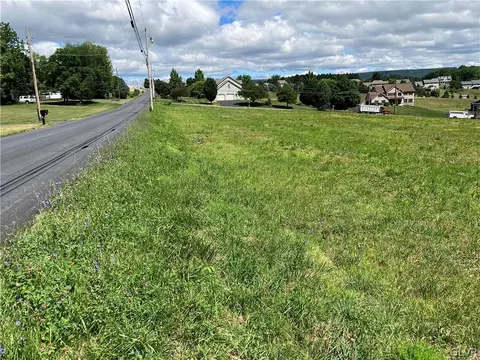 654 S Cottonwood Rd, Lehigh Twp, PA 18067
