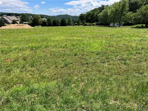 648 S Cottonwood Rd, Lehigh Twp, PA 18067
