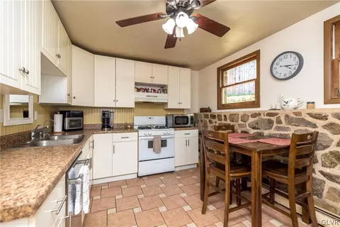 1826 Jamicky Ln, Hellertown, PA 18055 photo 8