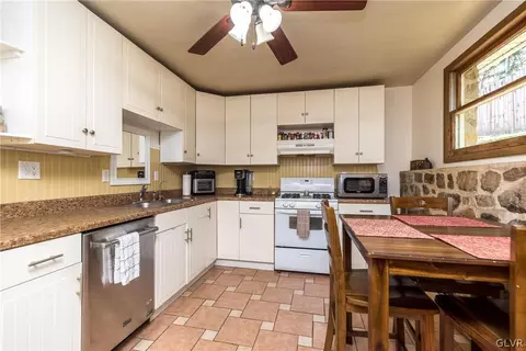 1826 Jamicky Ln, Hellertown, PA 18055 photo 9