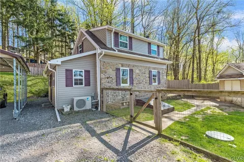 1826 Jamicky Ln, Hellertown, PA 18055 photo 3