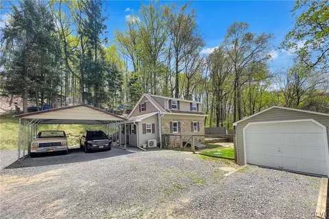 1826 Jamicky Ln, Hellertown, PA 18055 photo 2
