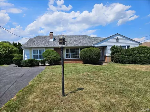 15 Ridgewood Rd, Palmer Township, PA 18045