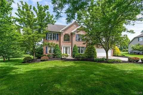 7278 Periwinkle Dr, Macungie, PA 18062