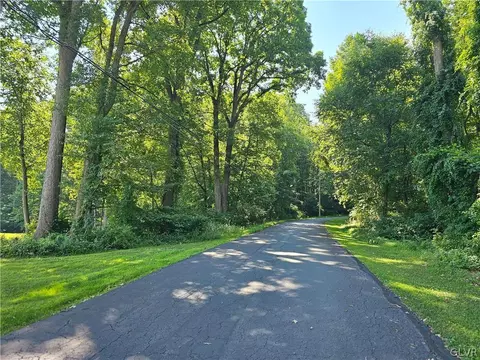 406 Coffeetown Rd, Williams Twp, PA 18042