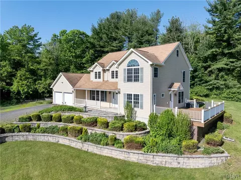 543 Lakeshore Dr W, Effort, PA 18330