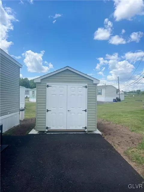 152 Orchard Ln, Bath, PA 18014 photo 2