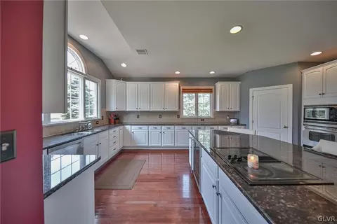 1838 Viola Ln, Hellertown, PA 18055 photo 13