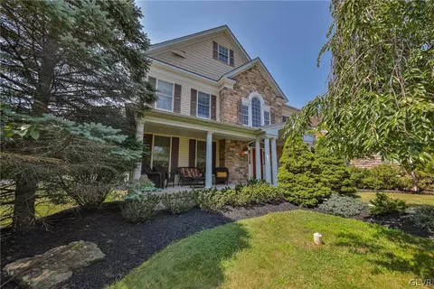 1838 Viola Ln, Hellertown, PA 18055 photo 2
