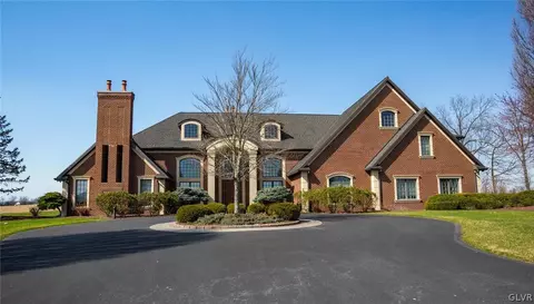 433 Little Creek Dr, Nazareth, PA 18064