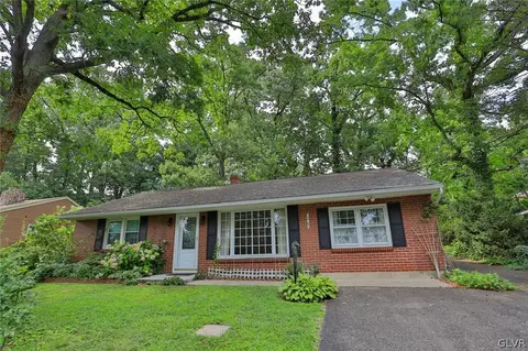 2405 Woodridge Ter, Palmer Township, PA 18045