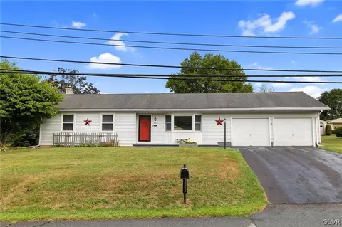 511 Oak Tree Ln, Nazareth, PA 18064