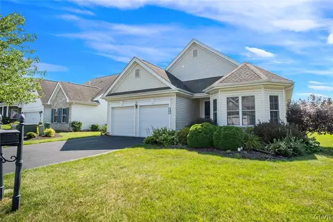 10 Edinburgh Dr, Palmer Township, PA 18045