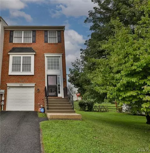 329 S Oak St, Freemansburg, PA 18017