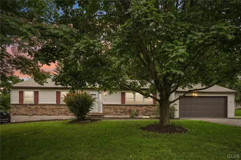 426 Carriage Dr, Coopersburg, PA 18036