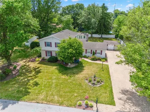 3865 Greenwood Dr, Bethlehem, PA 18020