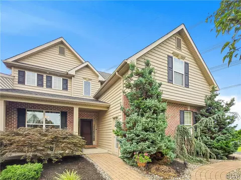 817 Swallow Tail Ln, Breinigsville, PA 18031